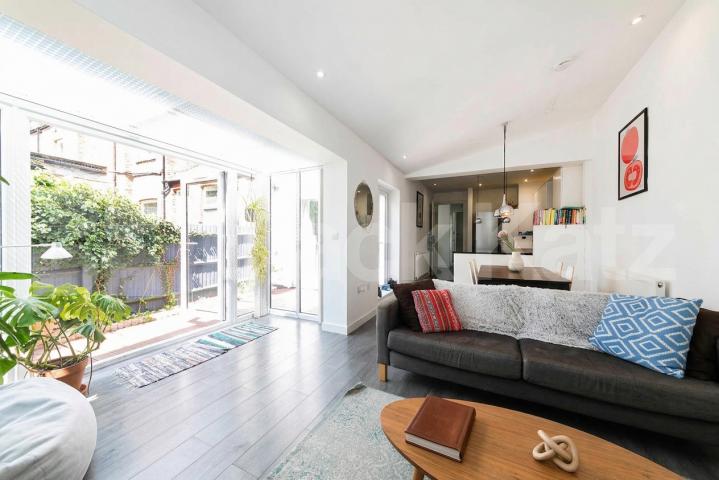 Spacious and beautifully presented 3-bedroom, 2-bathroom apartment located on sought-after Dyne Road, NW6 Dyne Road, London, NW6,  London
