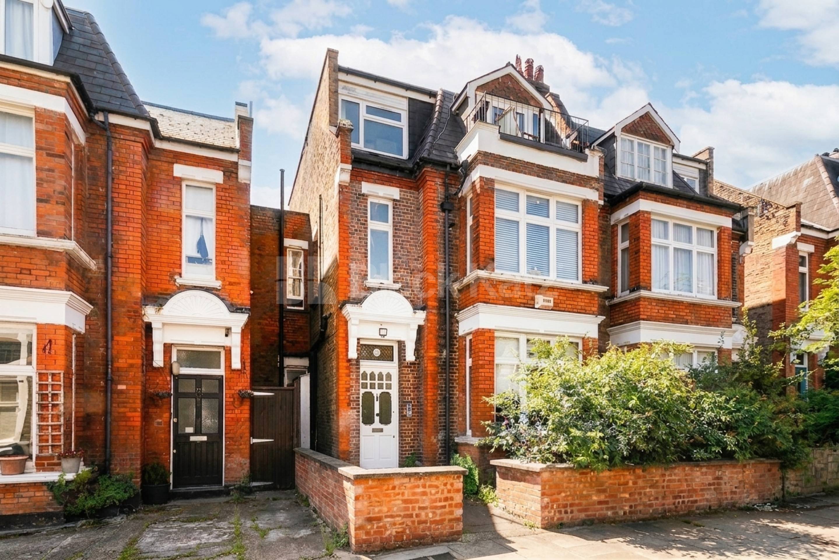 Spacious and beautifully presented 3-bedroom, 2-bathroom apartment located on sought-after Dyne Road, NW6 Dyne Road, London, NW6,  London NW6