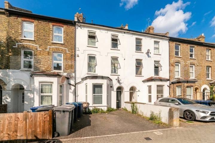 An excellent one double bedroom apartment set within an attractive period conversion, located on a quiet and sought-after residential street in Cricklewood Lichfield Road, London, NW2,  London