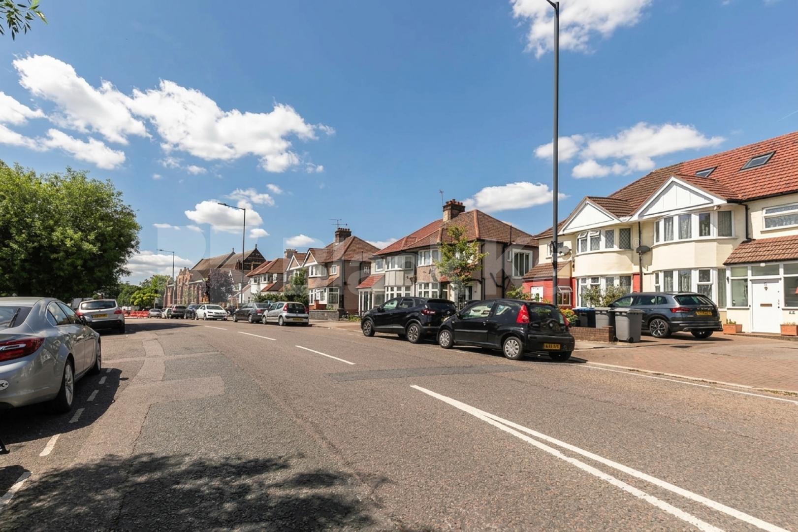 This is a fantastic three double bedroom, three bathrooms apartment set within well maintained Victorian house conversion in Dollis Hill Dollis Hill Lane, London, NW2,  London