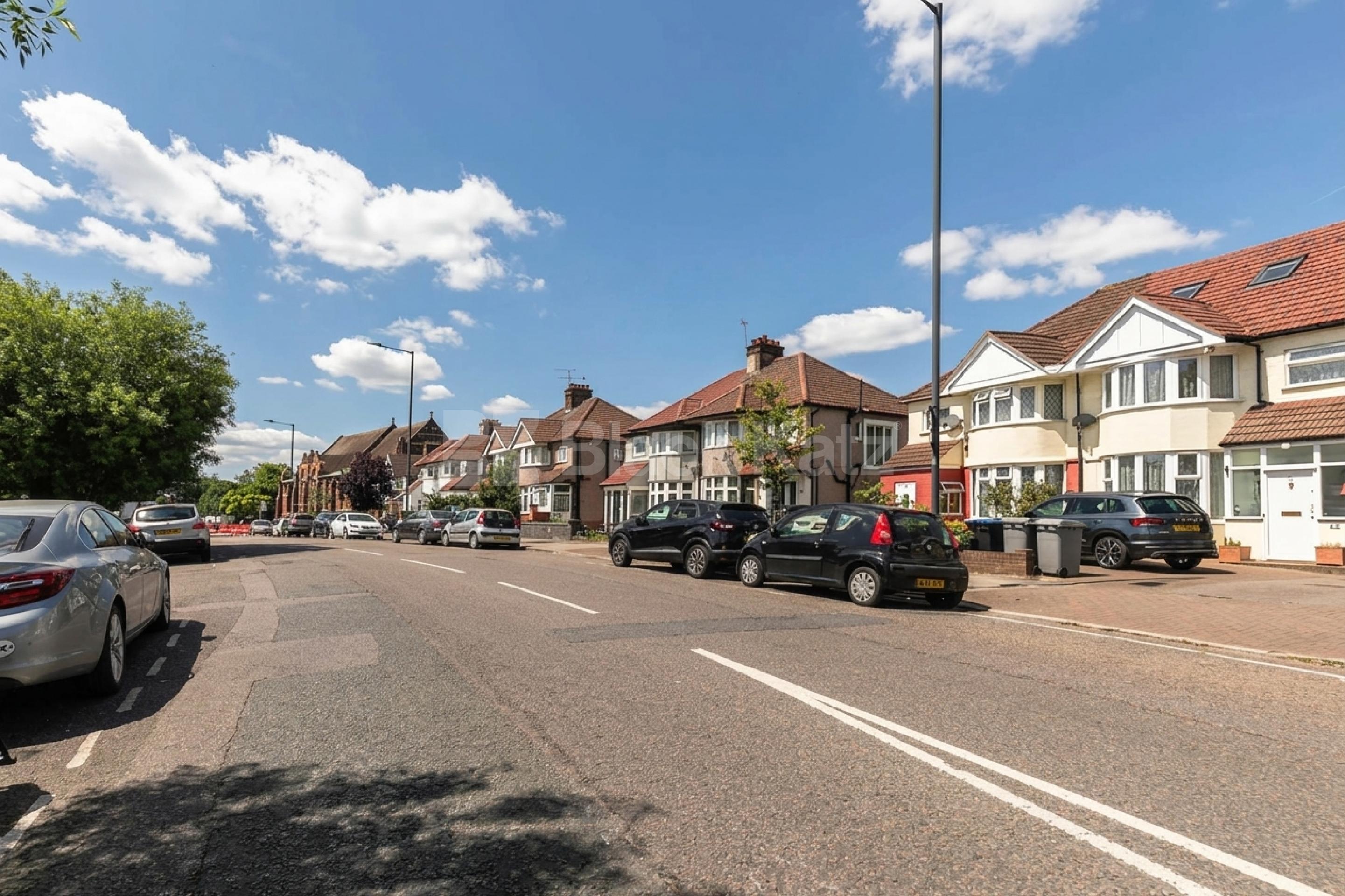 This is a fantastic three double bedroom, three bathrooms apartment set within well maintained Victorian house conversion in Dollis Hill Dollis Hill Lane, London, NW2,  London NW2