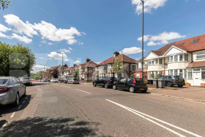 This is a fantastic three double bedroom, three bathrooms apartment set within well maintained Victorian house conversion in Dollis Hill Dollis Hill Lane, London, NW2,  London