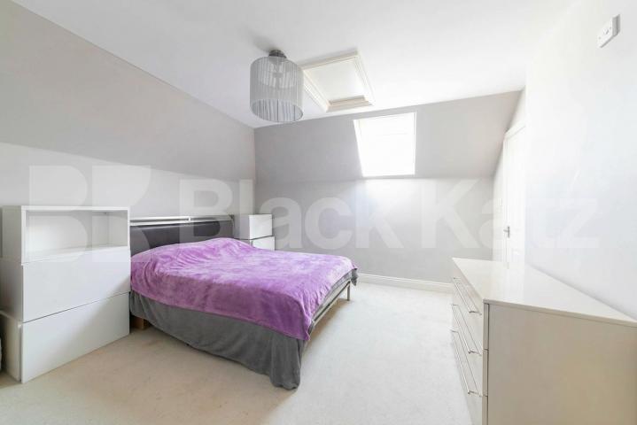 A well-presented two-bedroom, two-bathroom apartment set within the sought-after Ballentyne Court development, N21.Available from the start of September, this spacious property offers two generous double bedrooms, including a principal bedroom with e Newsholme Drive, Ballentyne Court, N21,  Ballentyne Court