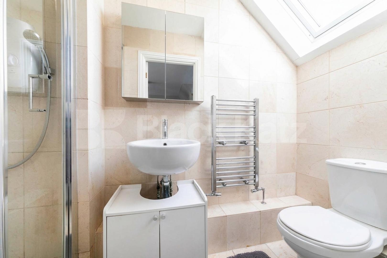 A well-presented and spacious two-bedroom, two-bathroom split-level apartment set within the sought-after Ballentyne Court development, N21.Available from the start of September, this generously proportioned property offers two large double bedrooms, Newsholme Drive, Winchmore hill, N21 1UF,  Ballentyne Court