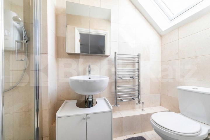 A well-presented and spacious two-bedroom, two-bathroom split-level apartment set within the sought-after Ballentyne Court development, N21.Available from the start of September, this generously proportioned property offers two large double bedrooms, Newsholme Drive, Winchmore hill, N21 1UF,  Ballentyne Court