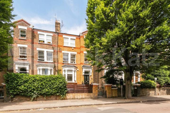 A well-presented two-bedroom apartment situated on the sought-after Brondesbury Road, NW6.Available from September and offered furnished, this bright and spacious home comprises two generous double bedrooms, a modern bathroom, a separate fitted kitch Brondesbury Road, London, NW6,  London