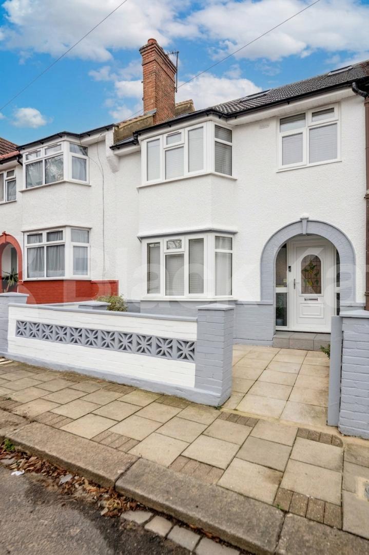 A spacious and well-presented studio apartment available to rent in the sought-after Walton Close, NW2.The studio offers a bright and generously sized living and sleeping area, a private bathroom, and a compact kitchenette, providing everything neede Walton Close, London, NW2 (Inclusive of all bills),  London