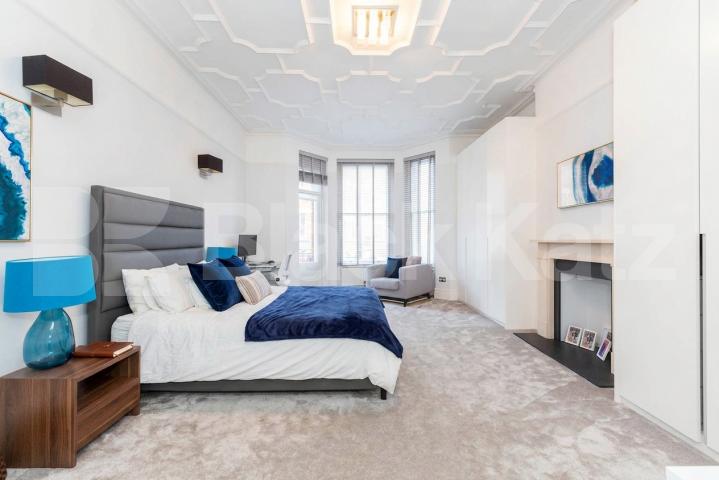 Situated within the sought-after Sandwell Mansions, NW6, this exceptionally spacious three-bedroom apartment has been finished to a high modern standard throughout.The property boasts three generously sized double bedrooms, offering ample space for f Sandwell Mansions, West Hampstead, NW6,  Sandwell Mansions West End Lane