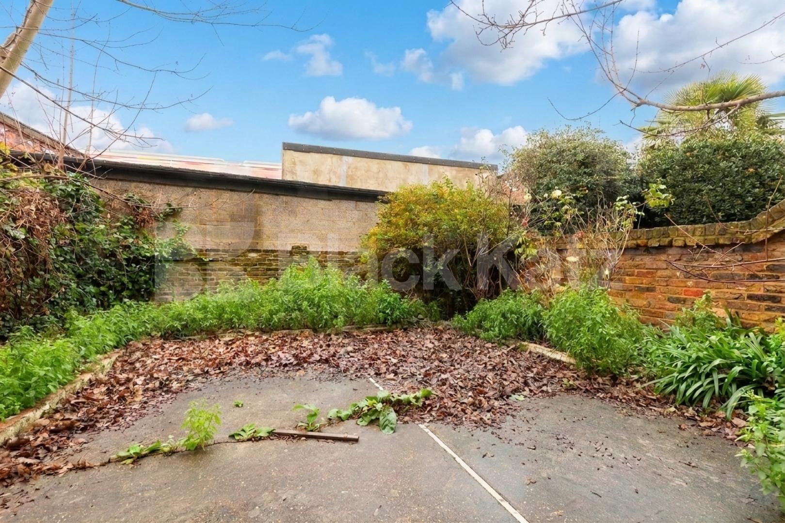 Situated on the sought-after Pennard Road, W12, this well-presented two-bedroom, two-bathroom garden flat offers stylish and comfortable living in an excellent location.The property features two generous double bedrooms, making it ideal for professio Pennard Road, London, W12,  London