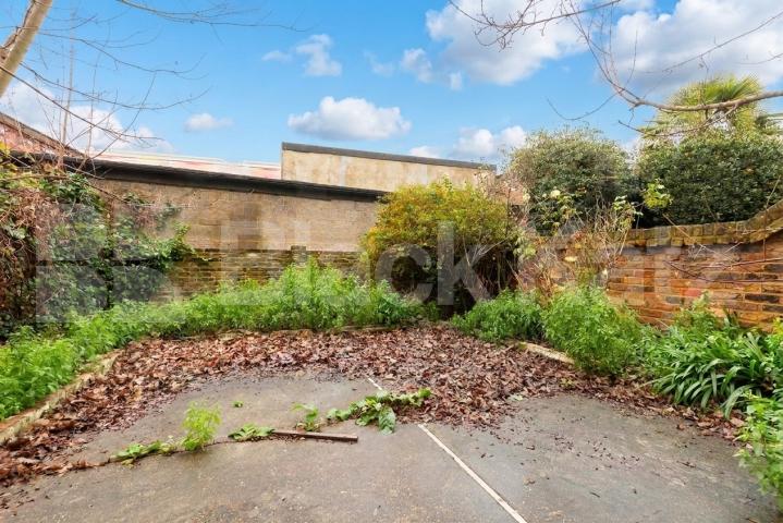 Situated on the sought-after Pennard Road, W12, this well-presented two-bedroom, two-bathroom garden flat offers stylish and comfortable living in an excellent location.The property features two generous double bedrooms, making it ideal for professio Pennard Road, London, W12,  London