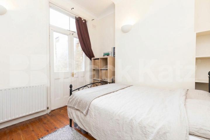 Situated on the sought-after Pennard Road, W12, this well-presented two-bedroom, two-bathroom garden flat offers stylish and comfortable living in an excellent location.The property features two generous double bedrooms, making it ideal for professio Pennard Road, London, W12,  London