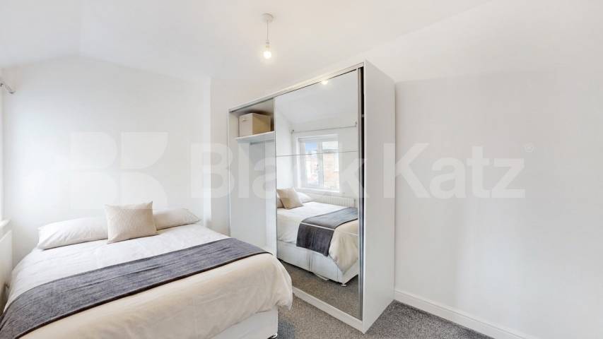 This is a large one double bedroom flat set on the top floor of period conversion next to Edgware Road station (Northern line) Station Road, Edgware, HA8,  Edgware
