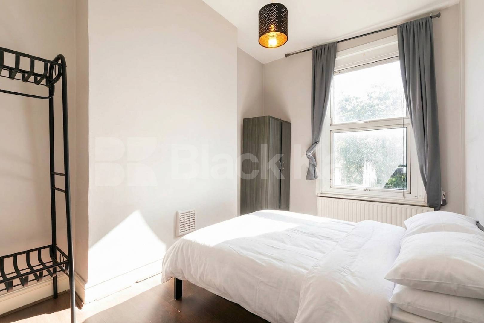 Black Katz is proud of offer this superb two bedroom flat finished to a high standard Burlington Gardens, London, W3,  London