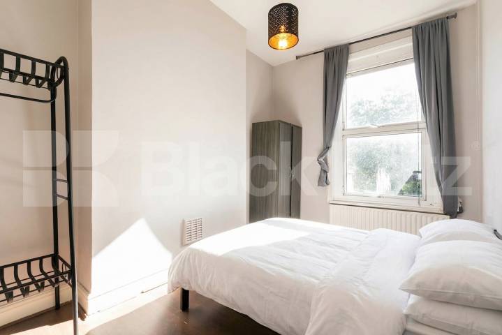 Black Katz is proud of offer this superb two bedroom flat finished to a high standard Burlington Gardens, London, W3,  London