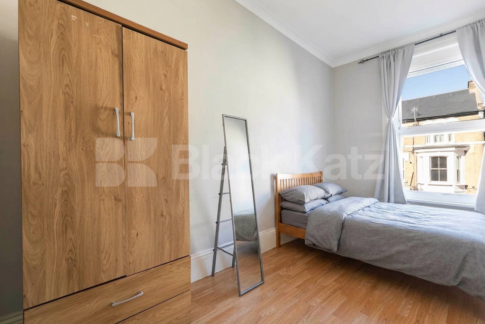 Black Katz is proud of offer this superb two bedroom flat finished to a high standard Burlington Gardens, London, W3,  London