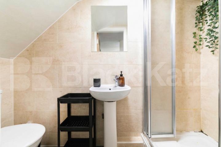Available from September, this modern three-bedroom, three-bathroom furnished split-level apartment offers spacious and contemporary living in the heart of Pinner.The property features a bright and airy open-plan reception room with a modern fitted k Love Lane, Pinner, HA5,  Pinner