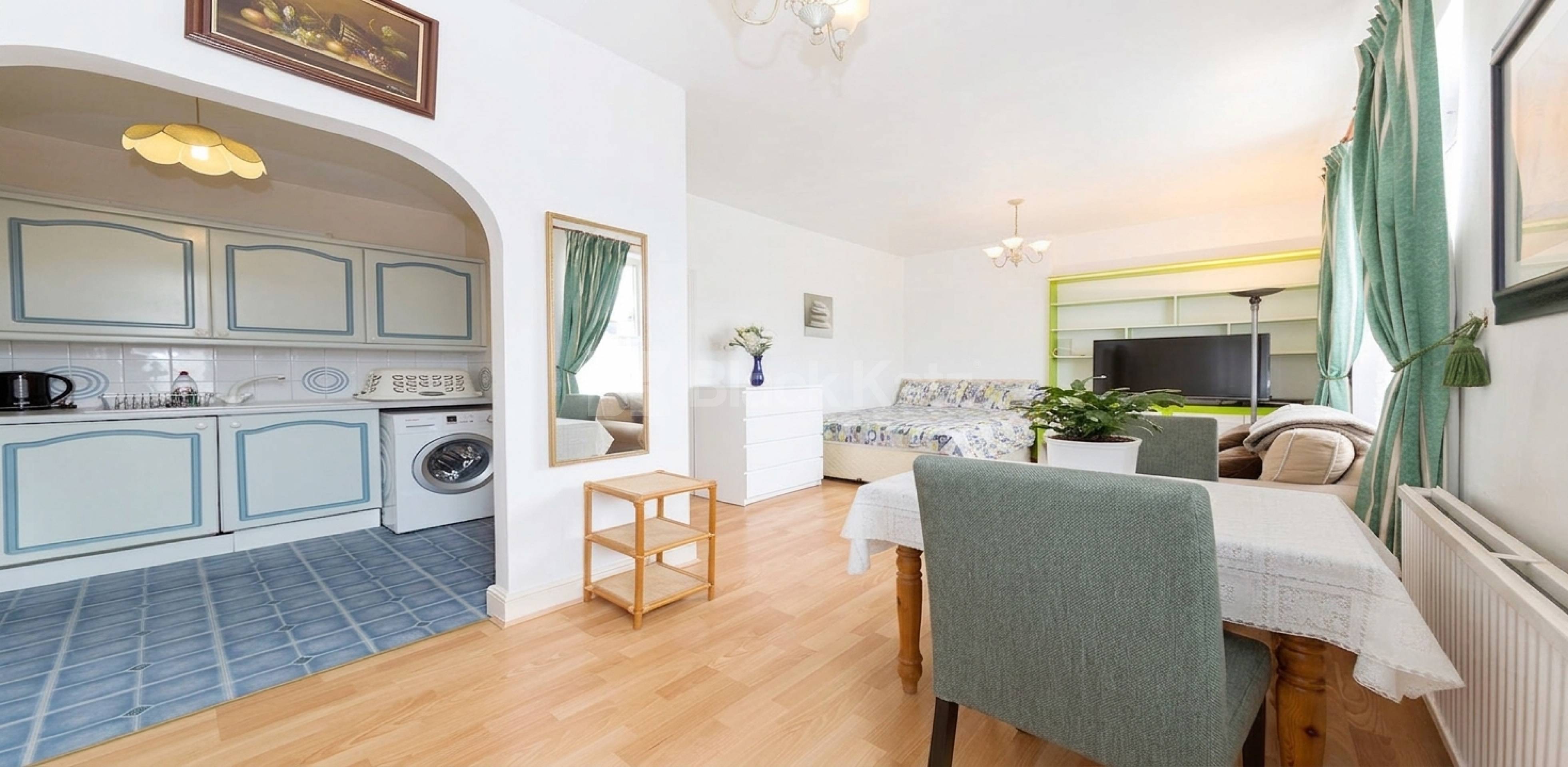 A well presented studio flat on the 2nd floor of a period house conversion on a quiet treelined street in Willesden Green (Jubilee Line) Grosvenor Gardens, London, NW2,  London NW2