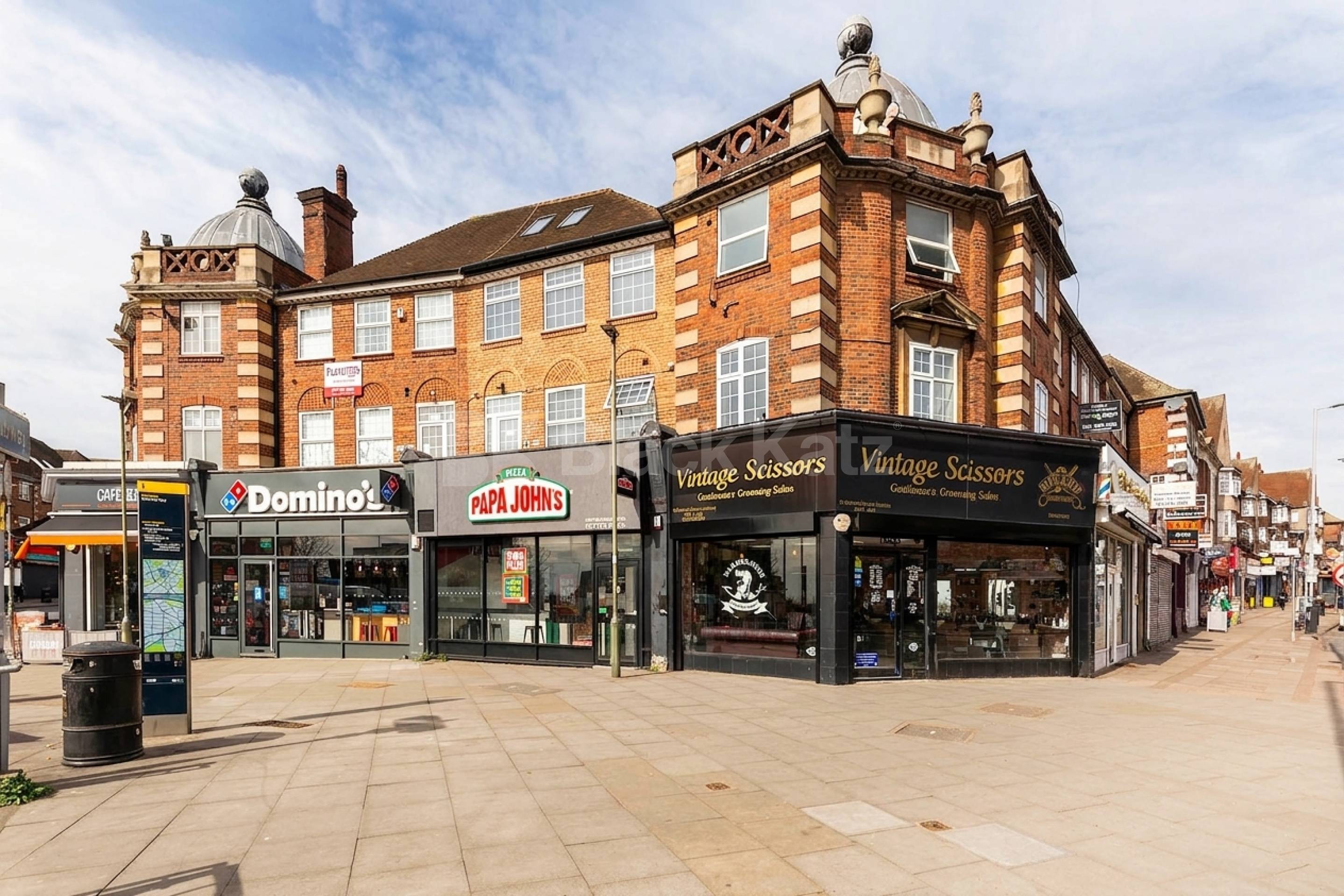 Located within Parade Mansions, NW4, this well-presented two-bedroom apartment offers comfortable and practical living in a convenient location.The property comprises two well-proportioned bedrooms, a bright and spacious reception room, a modern fitt Vivian Avenue, Parade Mansions Vivian Avenue, NW4,  Parade Mansions Vivian Avenue NW4