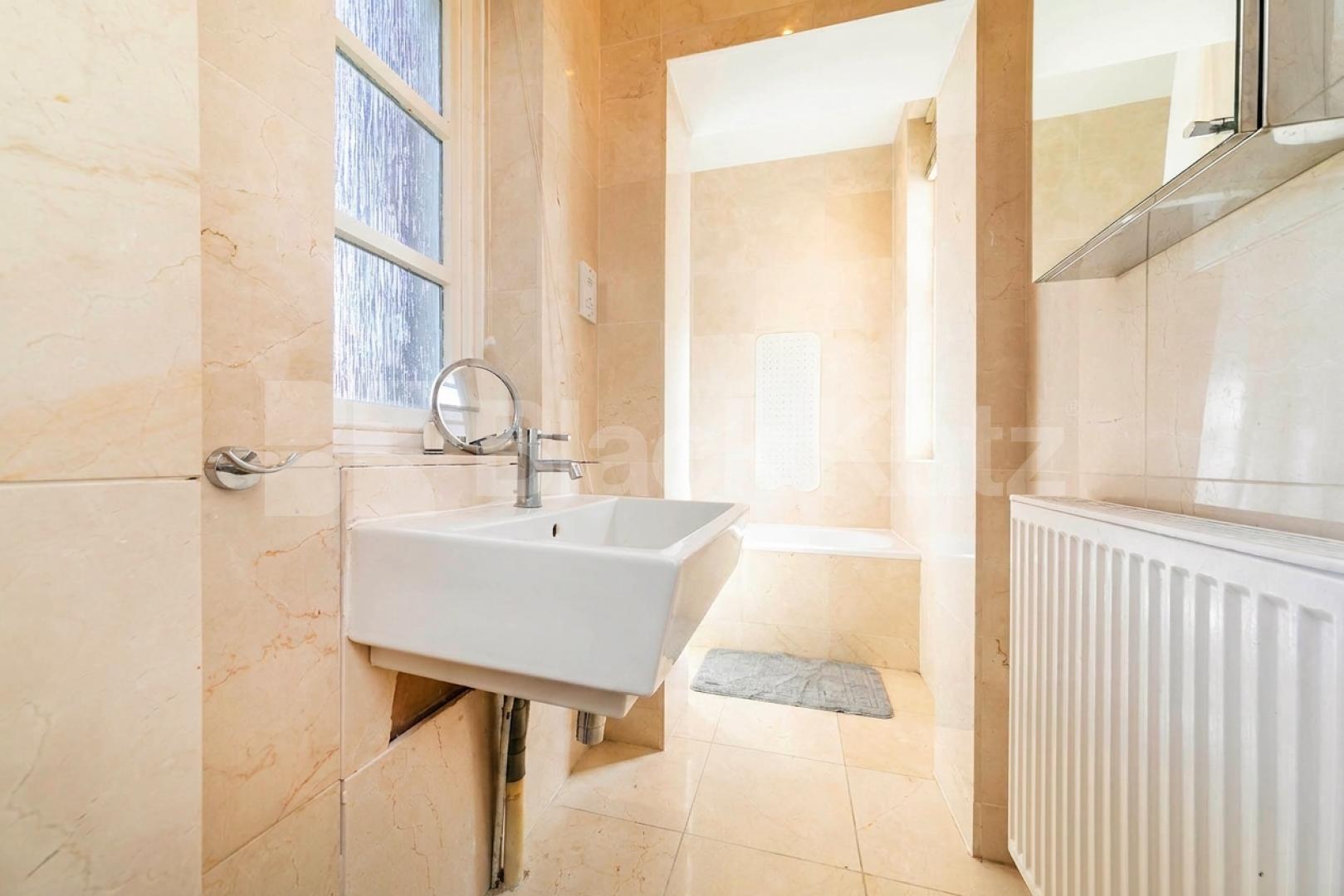 A well-presented and spacious two-bedroom, two-bathroom split-level apartment set within the sought-after Ballentyne Court development, N21.Available from the start of September, this generously proportioned property offers two large double bedrooms, Newsholme Drive, Winchmore hill, N21 1UF,  Ballentyne Court