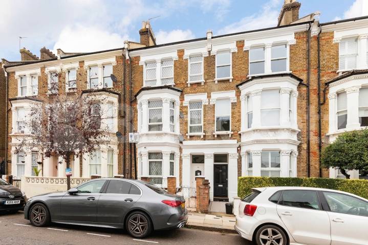 A spacious and well-presented three-bedroom, one-bathroom flat available to rent on the sought-after Saltram Crescent, W9 Saltram Crescent, Maida Vale, W9 (Water bill Included),  London