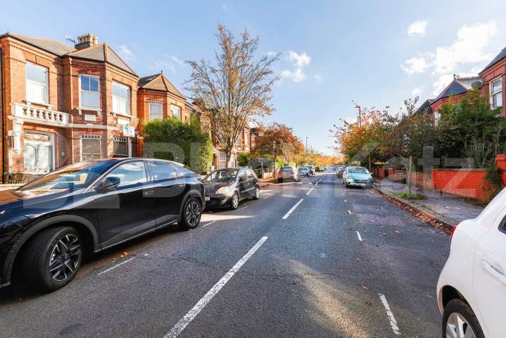 A well-presented three-bedroom flat located on the popular Fordwych Road, NW2 Fordwych Road, London, NW2,  London