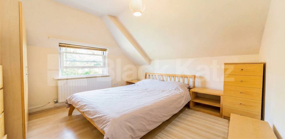A spacious four-bedroom apartment situated on the popular Ranelagh Road, W5, offering well-proportioned accommodation Ranelagh Road, London, W5,  London