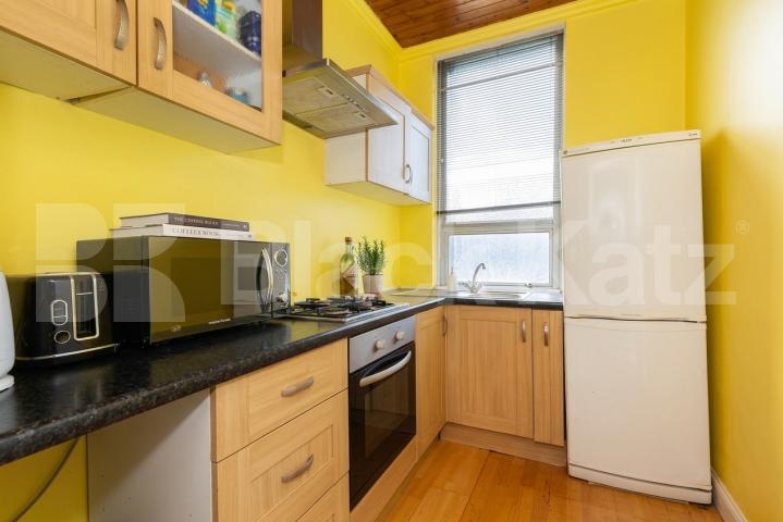 This is a fantastic split level three double bedroom, two bathrooms apartment set within well maintained Victorian house conversion in West Hampstead (JUBILEE LINE, OVERGROUND and THAMESLINK) Kilburn (JUBILEE LINE) Fordwych Road, London, NW2,  London