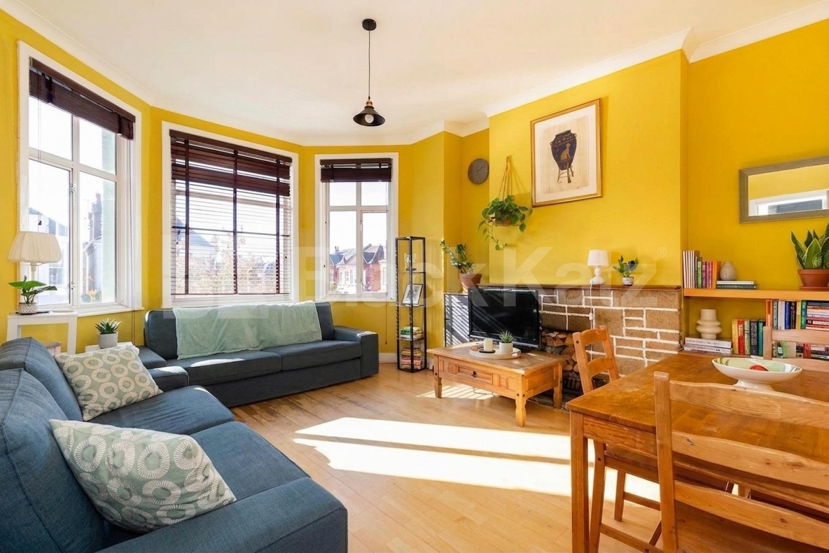 This is a fantastic split level three double bedroom, two bathrooms apartment set within well maintained Victorian house conversion in West Hampstead (JUBILEE LINE, OVERGROUND and THAMESLINK) Kilburn (JUBILEE LINE) Fordwych Road, London, NW2,  London
