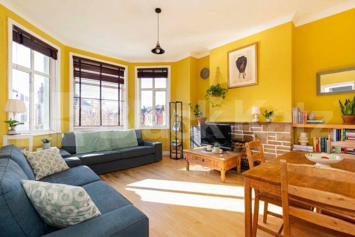 This is a fantastic split level three double bedroom, two bathrooms apartment set within well maintained Victorian house conversion in West Hampstead (JUBILEE LINE, OVERGROUND and THAMESLINK) Kilburn (JUBILEE LINE) Fordwych Road, London, NW2,  London