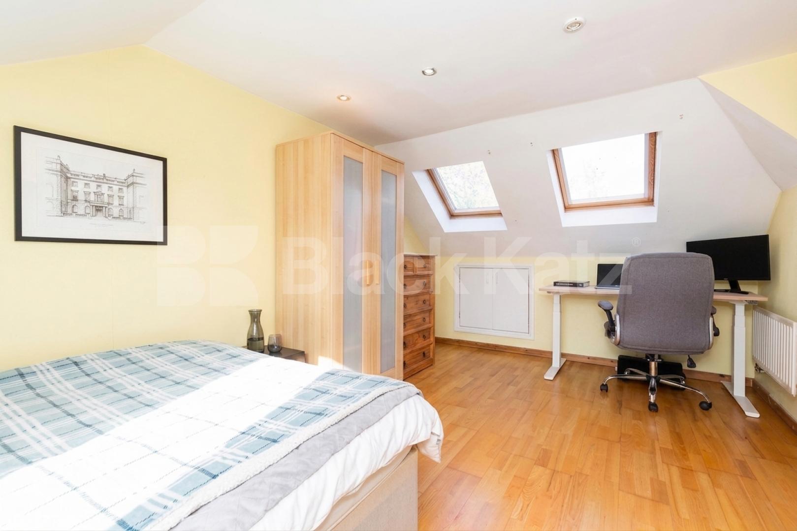This is a fantastic split level three double bedroom, two bathrooms apartment set within well maintained Victorian house conversion in West Hampstead (JUBILEE LINE, OVERGROUND and THAMESLINK) Kilburn (JUBILEE LINE) Fordwych Road, London, NW2,  London
