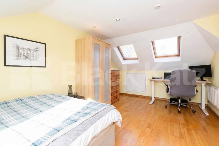 This is a fantastic split level three double bedroom, two bathrooms apartment set within well maintained Victorian house conversion in West Hampstead (JUBILEE LINE, OVERGROUND and THAMESLINK) Kilburn (JUBILEE LINE) Fordwych Road, London, NW2,  London