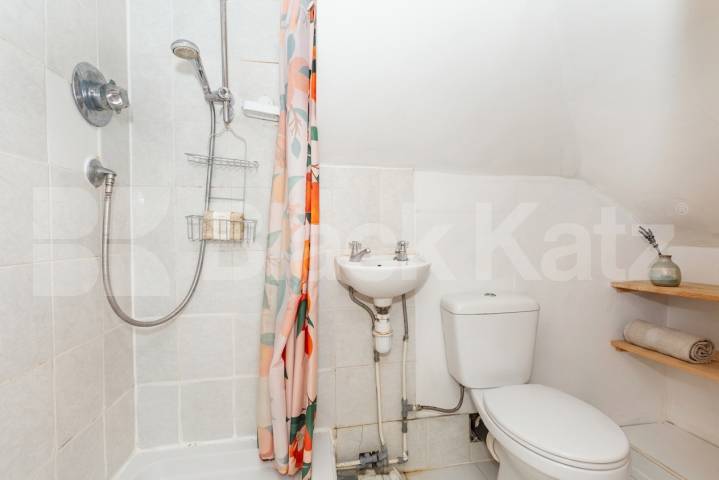 This is a fantastic split level three double bedroom, two bathrooms apartment set within well maintained Victorian house conversion in West Hampstead (JUBILEE LINE, OVERGROUND and THAMESLINK) Kilburn (JUBILEE LINE) Fordwych Road, London, NW2,  London
