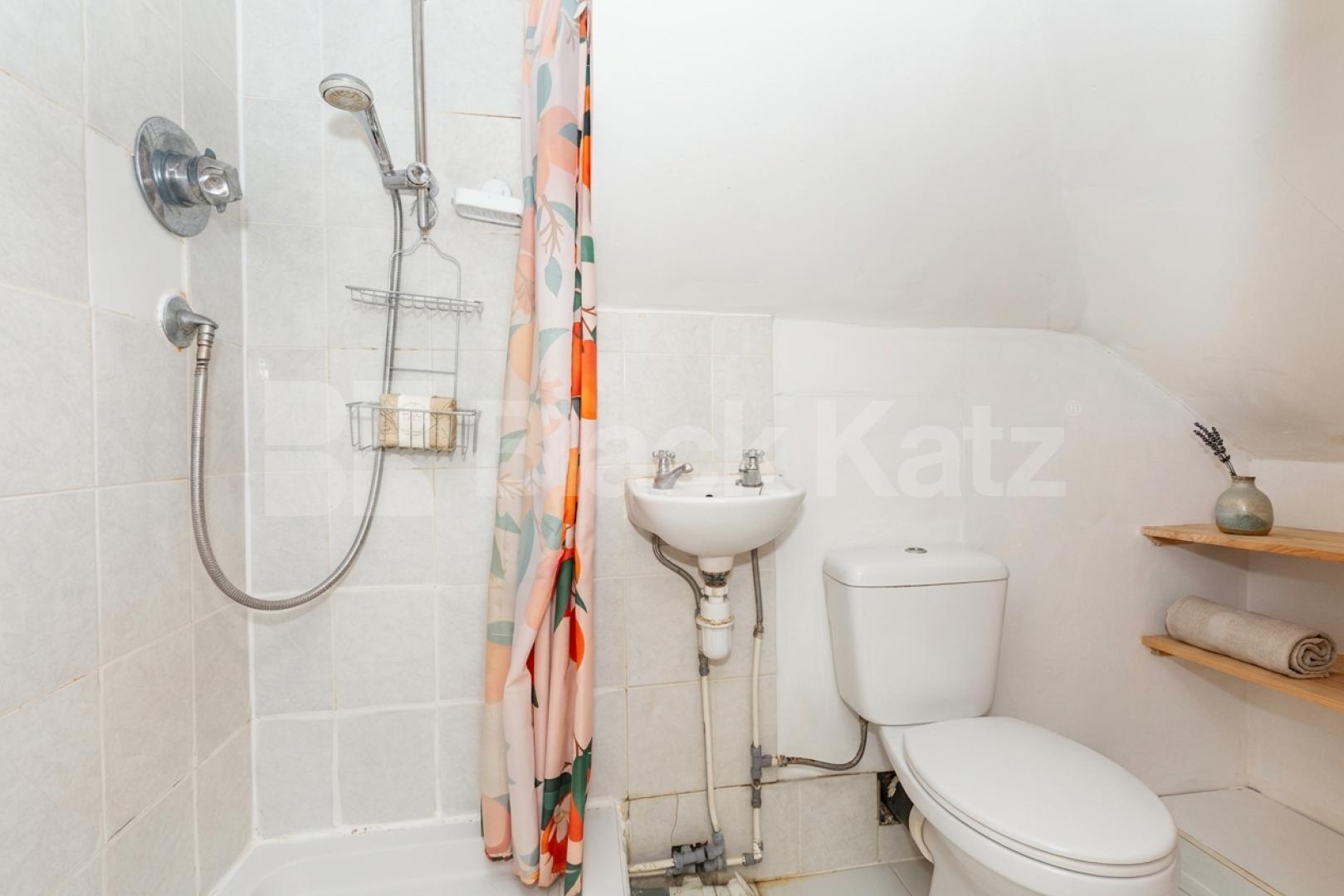 This is a fantastic split level three double bedroom, two bathrooms apartment set within well maintained Victorian house conversion in West Hampstead (JUBILEE LINE, OVERGROUND and THAMESLINK) Kilburn (JUBILEE LINE) Fordwych Road, London, NW2,  London