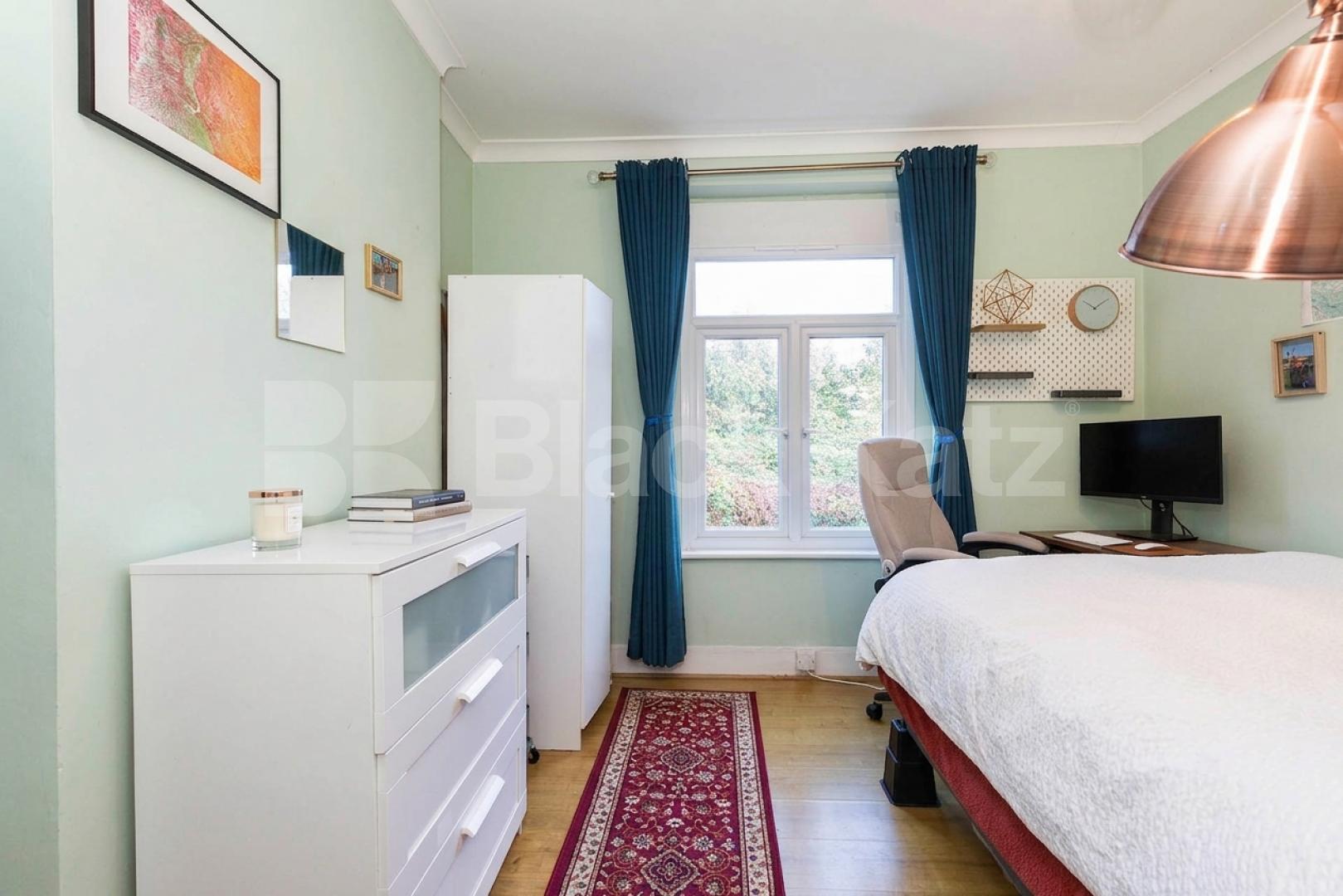 This is a fantastic split level three double bedroom, two bathrooms apartment set within well maintained Victorian house conversion in West Hampstead (JUBILEE LINE, OVERGROUND and THAMESLINK) Kilburn (JUBILEE LINE) Fordwych Road, London, NW2,  London