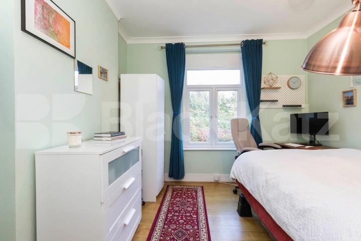 This is a fantastic split level three double bedroom, two bathrooms apartment set within well maintained Victorian house conversion in West Hampstead (JUBILEE LINE, OVERGROUND and THAMESLINK) Kilburn (JUBILEE LINE) Fordwych Road, London, NW2,  London