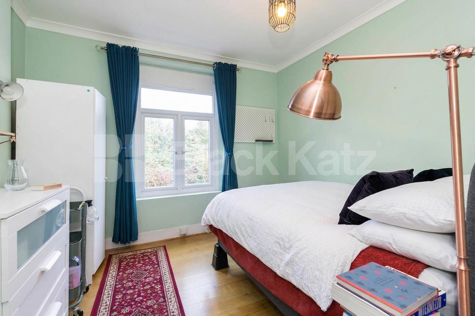 This is a fantastic split level three double bedroom, two bathrooms apartment set within well maintained Victorian house conversion in West Hampstead (JUBILEE LINE, OVERGROUND and THAMESLINK) Kilburn (JUBILEE LINE) Fordwych Road, London, NW2,  London