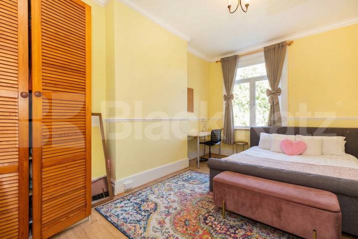 This is a fantastic split level three double bedroom, two bathrooms apartment set within well maintained Victorian house conversion in West Hampstead (JUBILEE LINE, OVERGROUND and THAMESLINK) Kilburn (JUBILEE LINE) Fordwych Road, London, NW2,  London