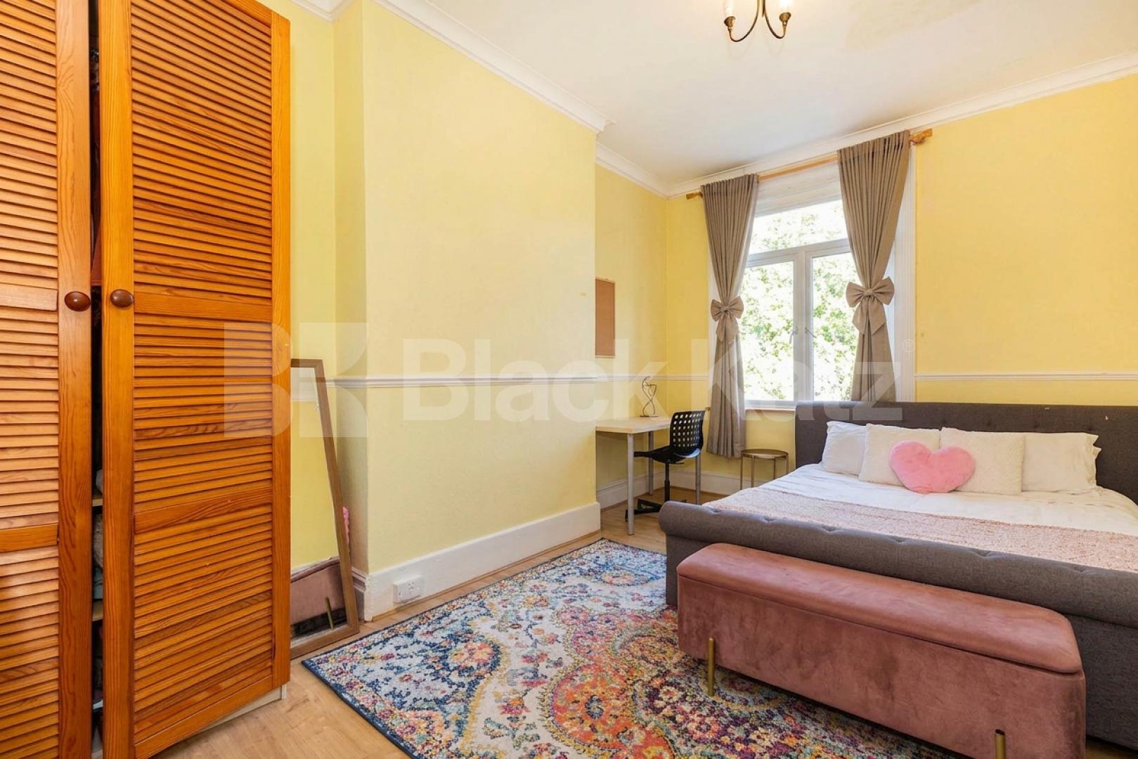 This is a fantastic split level three double bedroom, two bathrooms apartment set within well maintained Victorian house conversion in West Hampstead (JUBILEE LINE, OVERGROUND and THAMESLINK) Kilburn (JUBILEE LINE) Fordwych Road, London, NW2,  London