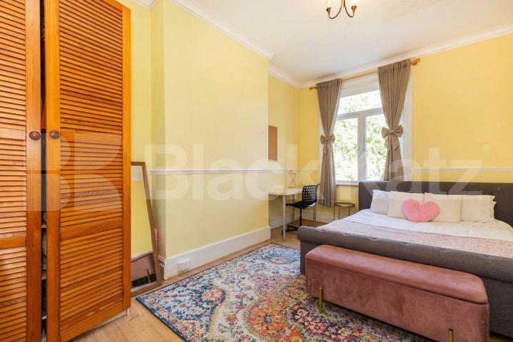 This is a fantastic split level three double bedroom, two bathrooms apartment set within well maintained Victorian house conversion in West Hampstead (JUBILEE LINE, OVERGROUND and THAMESLINK) Kilburn (JUBILEE LINE) Fordwych Road, London, NW2,  London