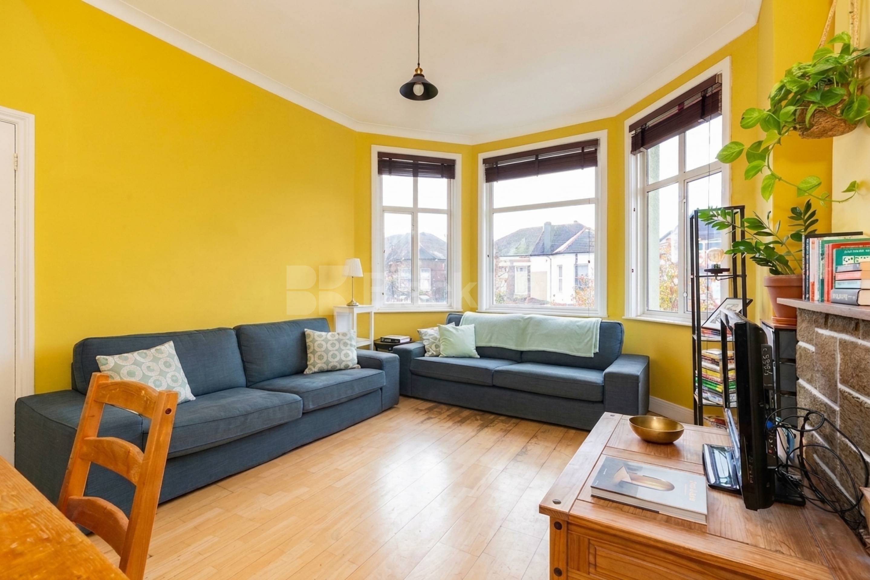 This is a fantastic split level three double bedroom, two bathrooms apartment set within well maintained Victorian house conversion in West Hampstead (JUBILEE LINE, OVERGROUND and THAMESLINK) Kilburn (JUBILEE LINE) Fordwych Road, London, NW2,  London NW2