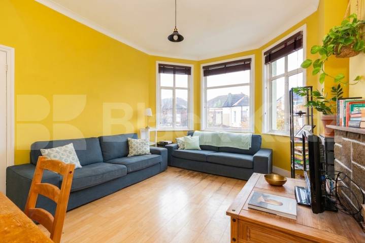 This is a fantastic split level three double bedroom, two bathrooms apartment set within well maintained Victorian house conversion in West Hampstead (JUBILEE LINE, OVERGROUND and THAMESLINK) Kilburn (JUBILEE LINE) Fordwych Road, London, NW2,  London