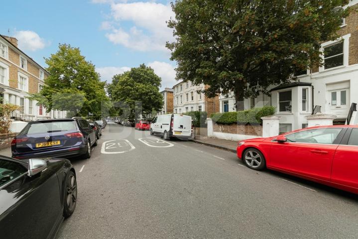 We are delighted to offer this fantastic, beautifully presented two bedroom apartment set on the second floor of a well maintained house conversion located in the heart of Ealing Broadway (District, Elizabeth, Central Line & National Rail) Windsor Road, London, W5,  London