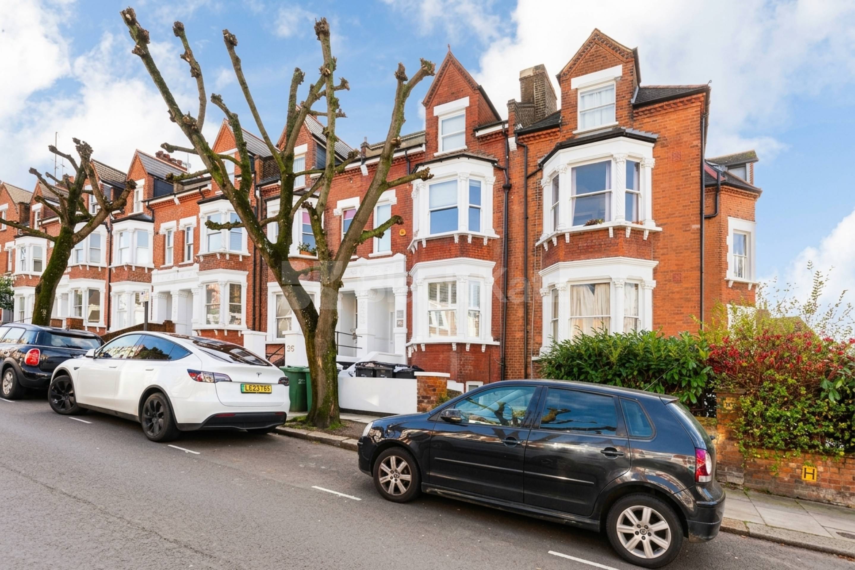 Situated on Sherriff Road, NW6, this well-presented two-bedroom apartment offers comfortable living in a popular residential location Sherriff Road, London, NW6,  London NW6