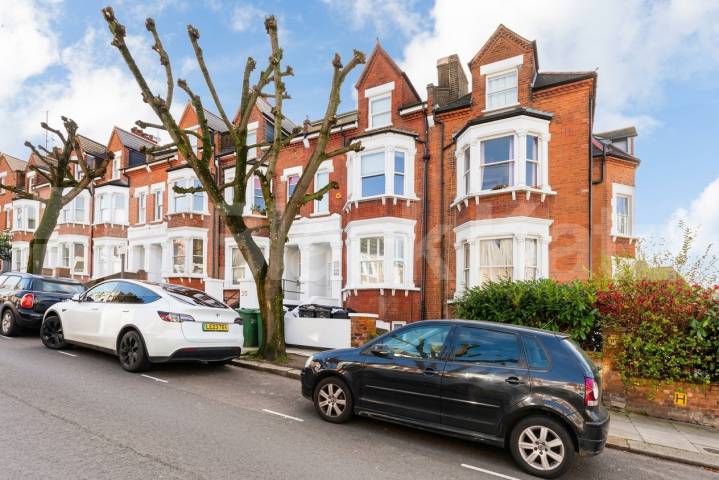 Situated on Sherriff Road, NW6, this well-presented two-bedroom apartment offers comfortable living in a popular residential location Sherriff Road, London, NW6,  London