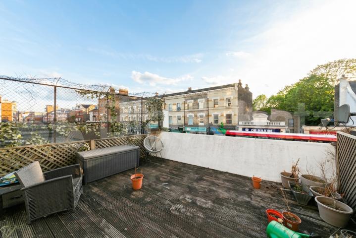 Situated on Kilburn High Road, this well-presented two-bedroom apartment offers spacious and modern living with excellent access to West Hampstead and the surrounding area.The property is offered furnished and features a large open-plan reception roo Kilburn High Road, London, NW6,  London