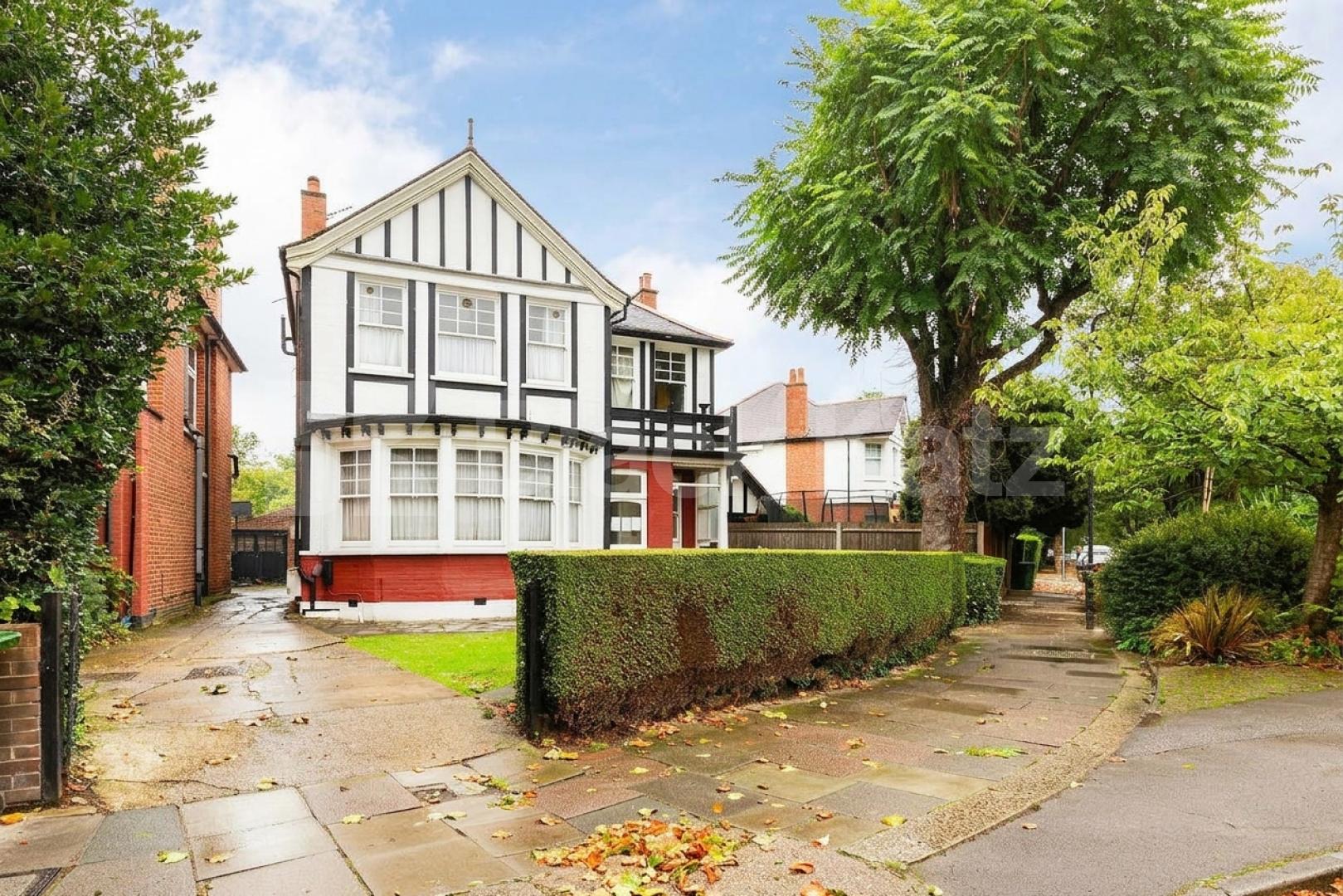 A well-presented and good-sized studio apartment located on Dartmouth Road, NW2 Dartmouth Road, Kilburn, NW2 (Inclusive of Water),  London