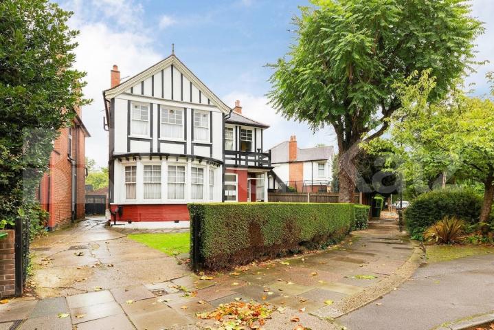 A well-presented and good-sized studio apartment located on Dartmouth Road, NW2 Dartmouth Road, Kilburn, NW2 (Inclusive of Water),  London