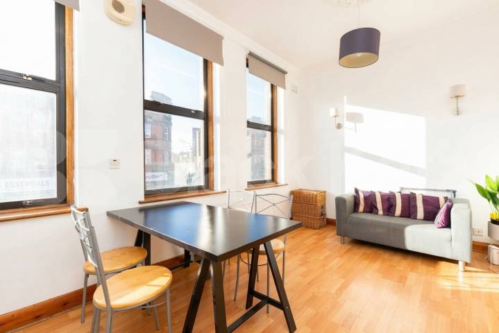A well-presented two-bedroom apartment to rent on Finchley Road, NW3, available now Finchley Road, Hampstead, NW3,  London