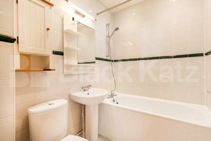 A well-presented two-bedroom apartment to rent on Finchley Road, NW3, available now Finchley Road, Hampstead, NW3,  London