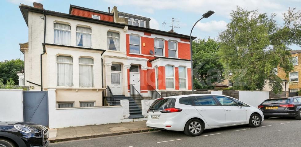 A well-presented one bedroom split-level property to rent on Thornfield Road, W12, available from the start of December Thornfield Road, London, W12,  London
